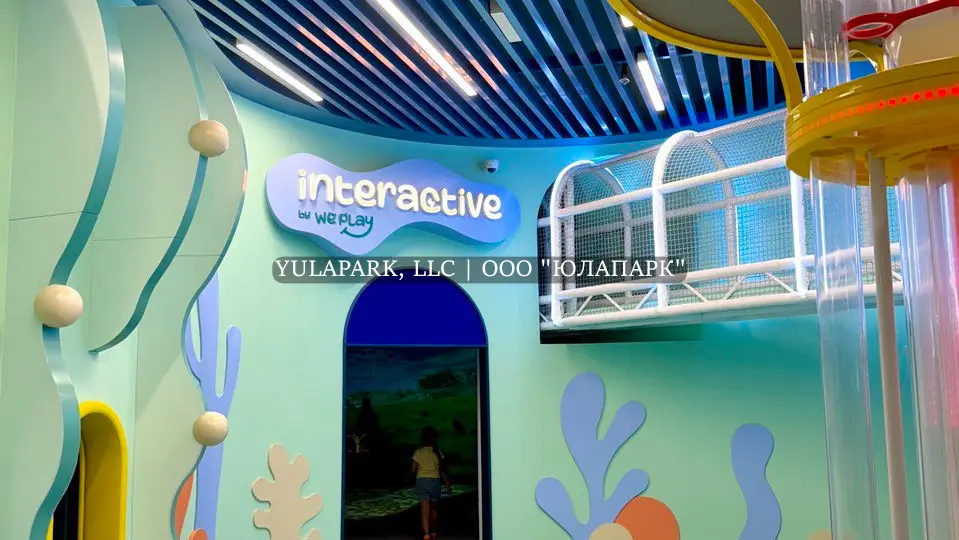 Сухой бассейн и фонтан шаров в детском игровом центре в виде корралов и подводного мира, светящийся лабиринт с неоновой подсветкой в Дубае.