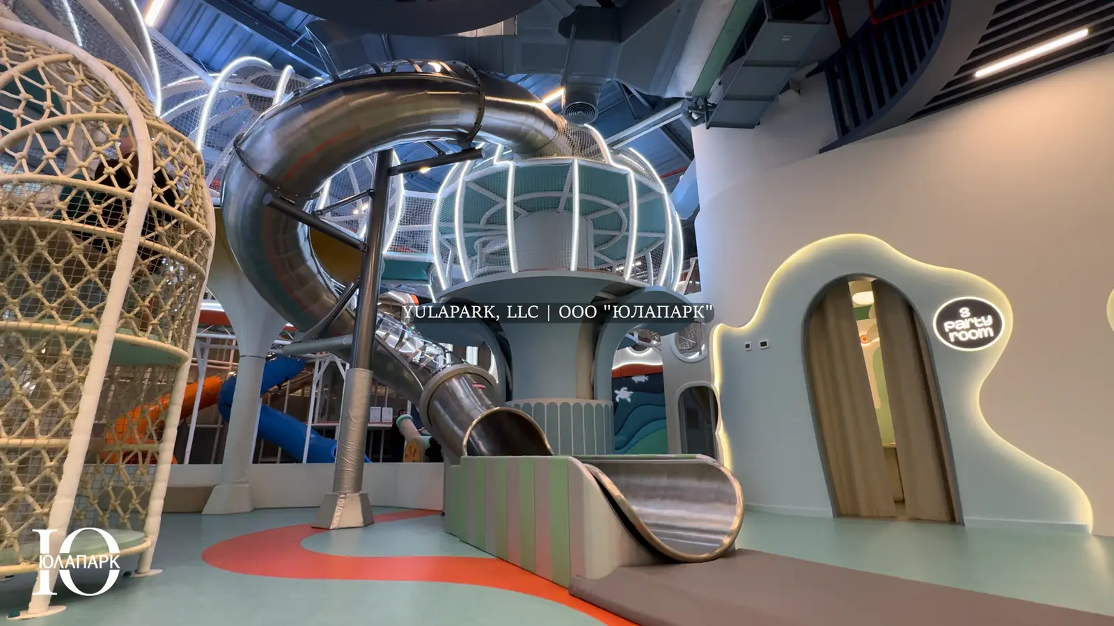 Лабиринт в детском развлекательном центре, в игровой комнате в виде кораллов в Дубае со стальной железной горкой с подсветкой