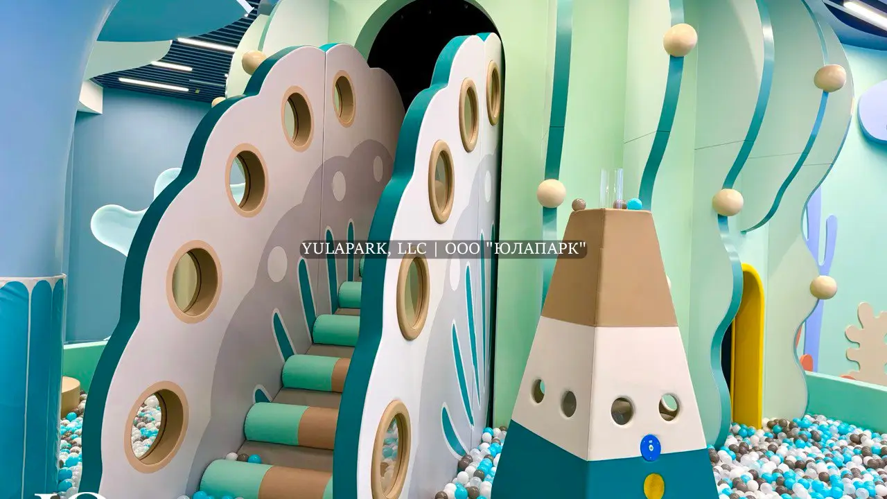 Проход в виде кораллов с сузим бассейном и с фонтаном шаров в детском парке развлечений в стиле подводного мира в Дубае