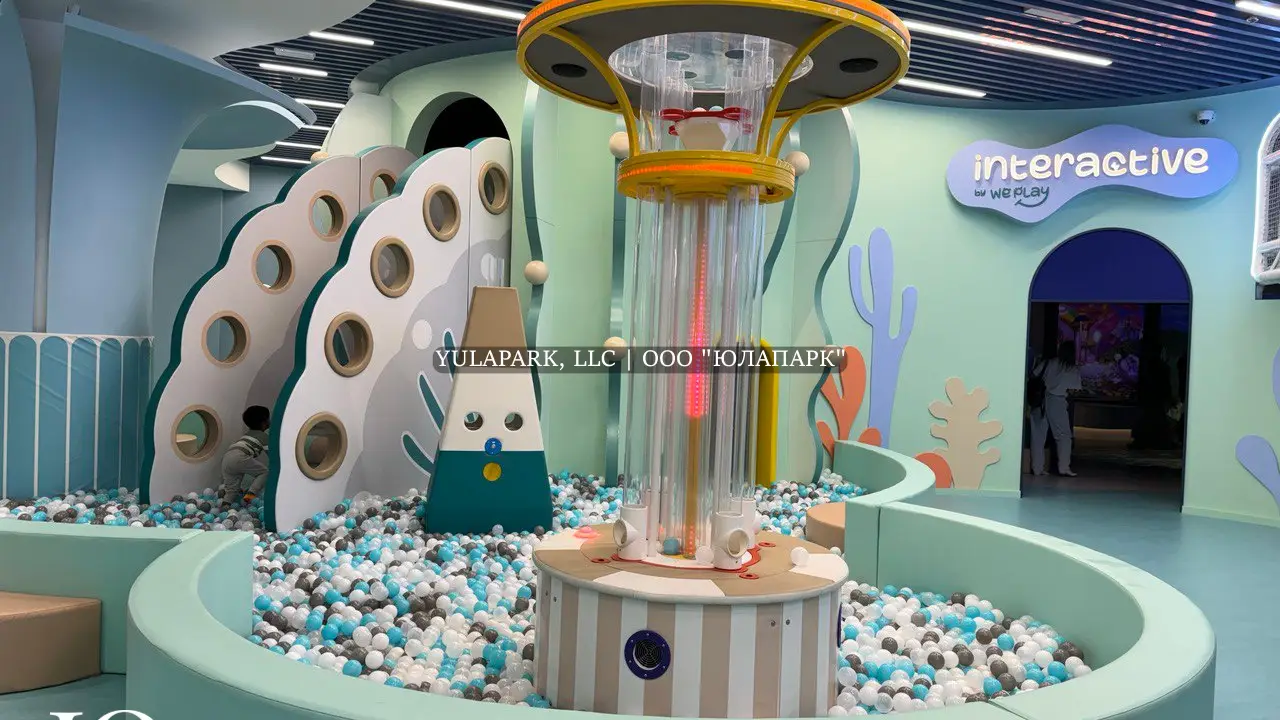 Сухой фонтан с шариками в сухом бассейне, лабиринт в виде кораллов и стальная светящаяся горка в детском парке развлечений в стиле подводного мира в Дубае