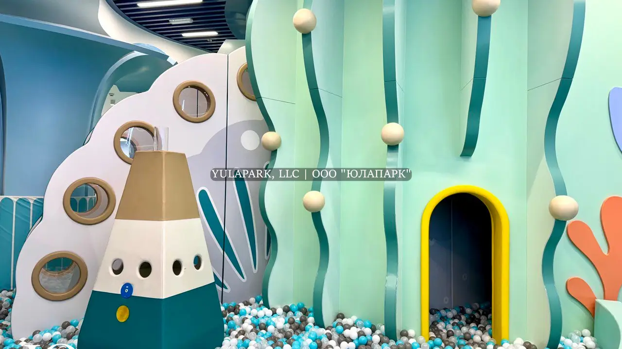 Проход в виде кораллов с сузим бассейном и с фонтаном шаров в детском парке развлечений в стиле подводного мира в Дубае