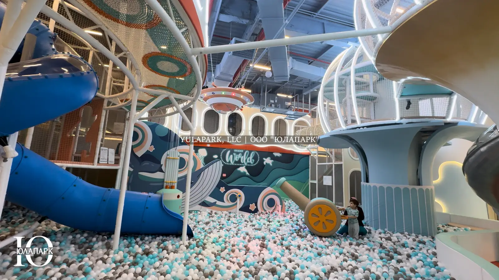 Игровая зона с большим сухим бассейном, разноцветными горками и лабиринту в виде кораллов в Октопусе парке в Дубае