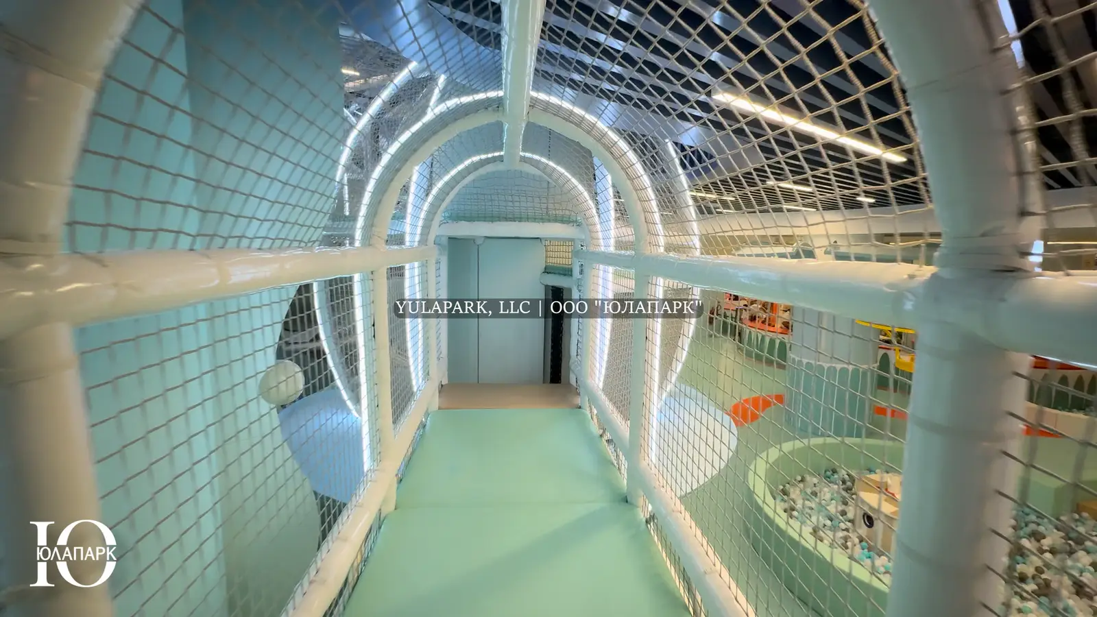 Лабиринт в детском развлекательном центре, в игровой комнате в виде кораллов в Дубае со стальной железной горкой с подсветкой