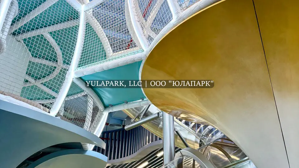 Лабиринт в детском развлекательном центре, в игровой комнате в виде кораллов в Дубае со стальной железной горкой с подсветкой