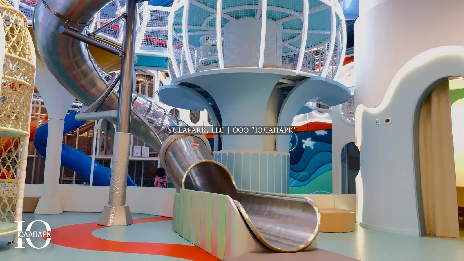 Лабиринт в детском развлекательном центре, в игровой комнате в виде кораллов в Дубае со стальной железной горкой с подсветкой