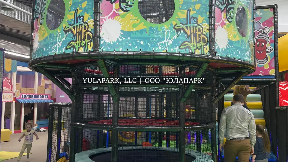 Башня в стиле граффити в лабиринте для детей.