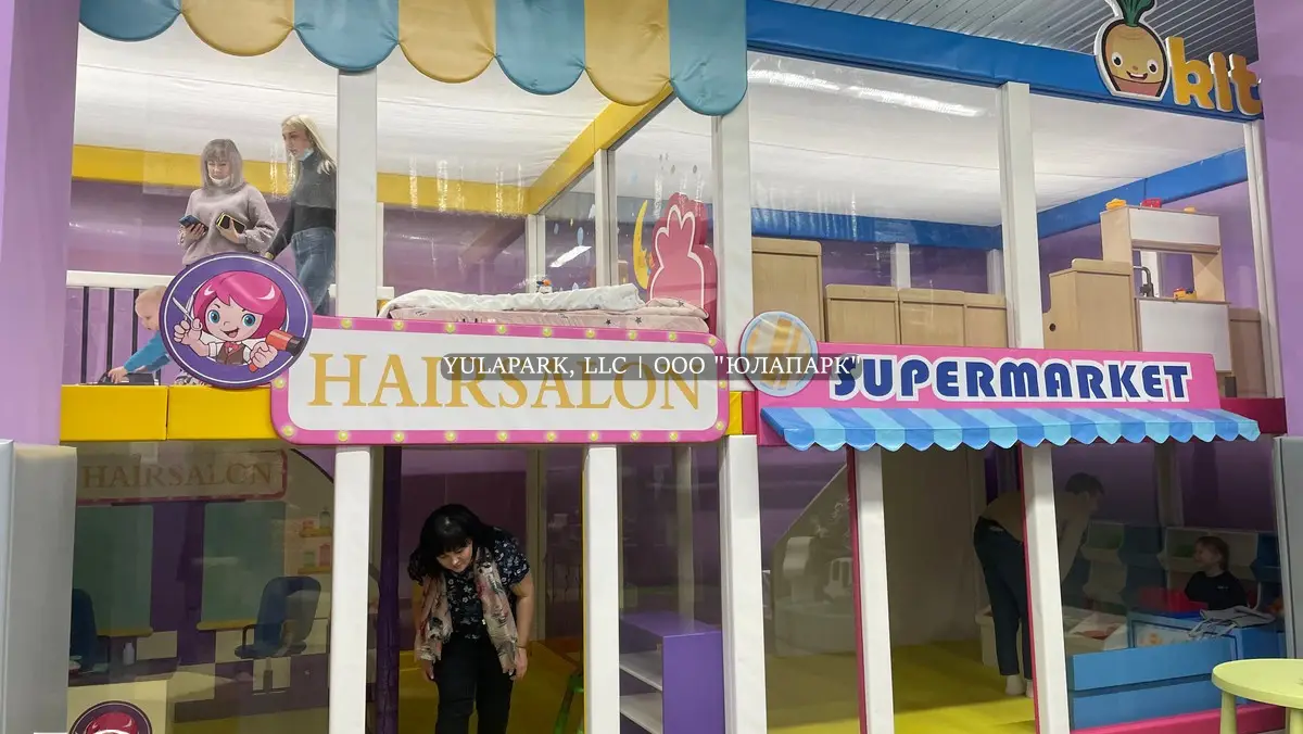Город профессий и магазины по интересам для детей в детском парке развлечений.